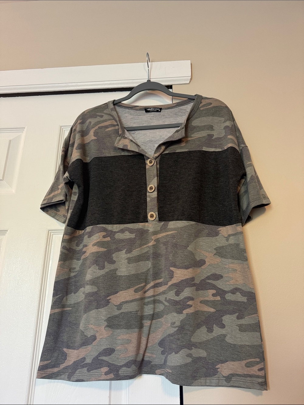 HEIMISH USA Short-Sleeve Camo Henley Top -m